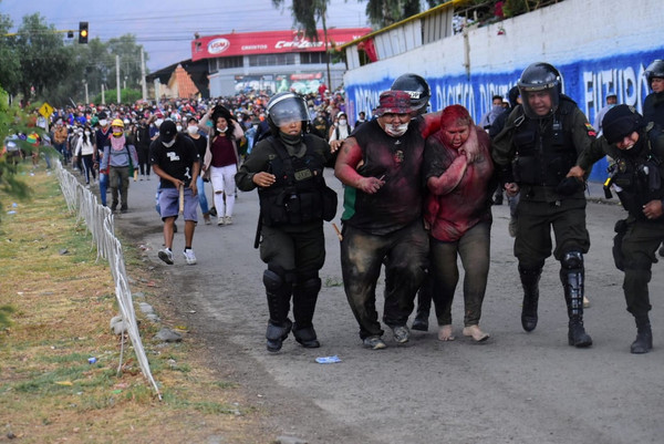 ▲▼玻利維亞中部城市賓托（Vinto）的市長阿塞（Patricia Arce）被抗議群眾赤腳拖行、剪髮、潑紅漆，警方騎機車救援。（圖／路透）