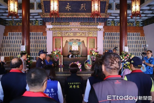 ▲國民黨台南市立委參選人洪秀柱等人，前往台南市忠烈祠祭祀革命先烈，並籲用手中選票，讓社會撥亂反正、找回歷史的關鍵力量。（圖／記者林悅翻攝，下同）