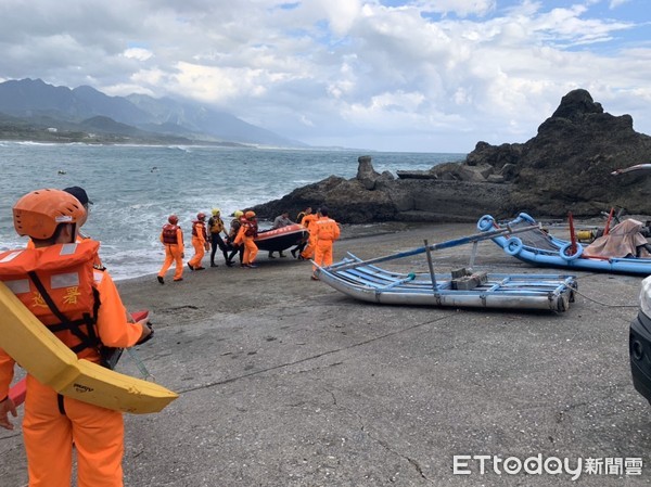 ▲▼台東長濱烏石鼻釣客落海，消防隊及海巡派員前往現場，並出動救生艇成功救援。（圖／第一三海巡提供，下同）