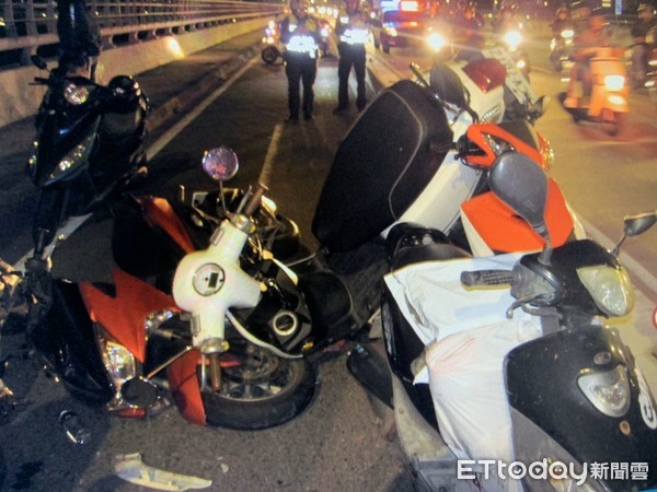 ▲▼板橋浮洲橋11台機車追撞宛若疊疊樂。（圖／記者陳豐德翻攝）