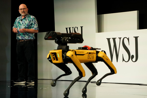 ▲今年10月時，雷伯特在加州舉行的視訊會議中，展示他們研發的機器狗。(圖／路透）