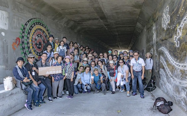 ▲▼2019屏東南國漫讀節／藍皮火車「列車上的書店」巴代X古庭維帶隊開幕列車。（圖／青鳥提供）