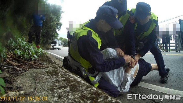 ▲白色小客車駕駛橫停南迴公路上，對員警多次要求下車接受盤查置之不理。（圖／台東縣警察局提供，下同）