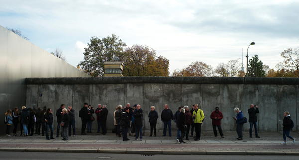 ▲▼遊客觀賞柏林圍牆的遺址。（圖／路透）