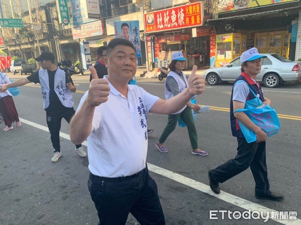 ▲國民黨台南市第二選區立法委員參選人李武龍，在台南市麻豆菜市場掃街拜票，所到之處獲得支持者的熱烈回應。（圖／記者林悅翻攝，下同）