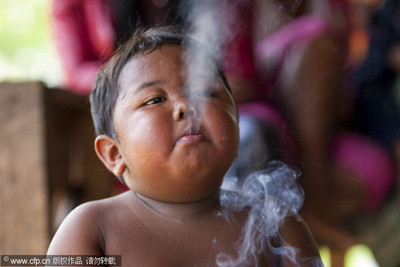 印尼2歲男童「每天抽40根菸」嚇壞全球　14年後現況曝光