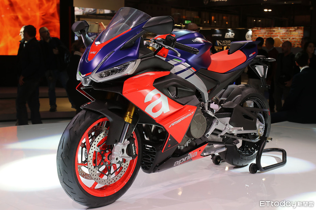 ▲米蘭車展／義式雙缸跑車重機新作！Aprilia RS660強襲中量級距。（圖／記者張慶輝攝）