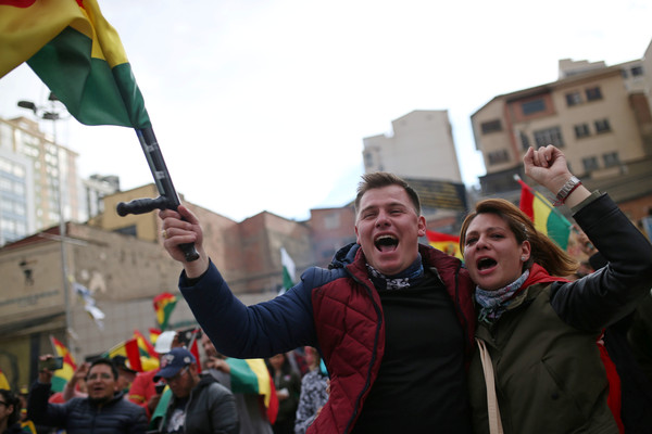 ▲玻利維亞總統莫拉萊斯（Evo Morales）請辭，示威者歡慶。（圖／路透）