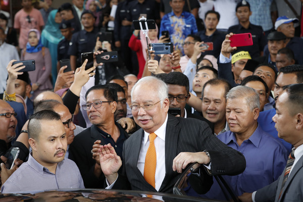 ▲馬來西亞前首相納吉（Najib Razak）涉嫌貪汙，離開吉隆坡的法院。（圖／達志影像／美聯社）