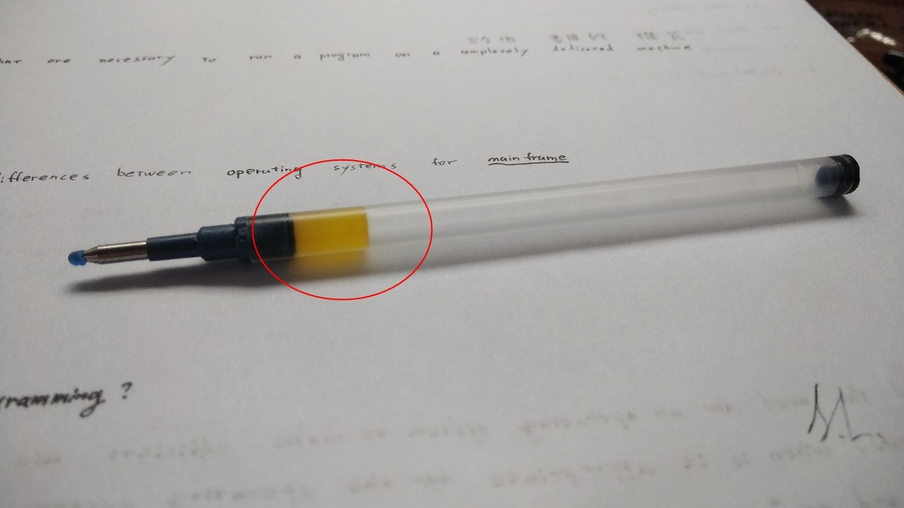 ▲▼原子筆後方的黃色液體。（圖／翻攝PTT）