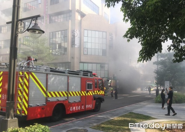 ▲台中東協廣場5日地下室發生火警，火勢迅速受到控制撲滅。（圖／記者白珈陽翻攝）