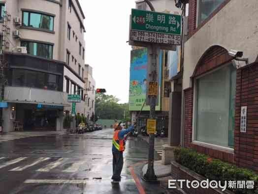 ▲台南市環保局，決定打擊違規張貼小廣告大執法。（圖／記者林悅翻攝，下同）