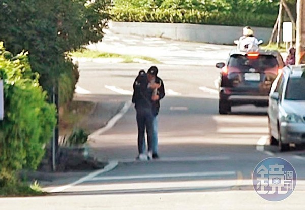 倒退嚕：11/09 15:11用餐後愛意藏不住！劉男在頭城路邊直接熊抱起學姐激吻，接著還「倒退嚕」邊走邊親，熱吻長達20秒。