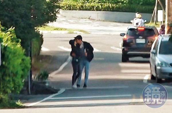 激擁吻：愛意藏不住！劉男在頭城路邊直接熊抱起學姐激吻，接著還「倒退嚕」邊走邊親，熱吻長達20秒。