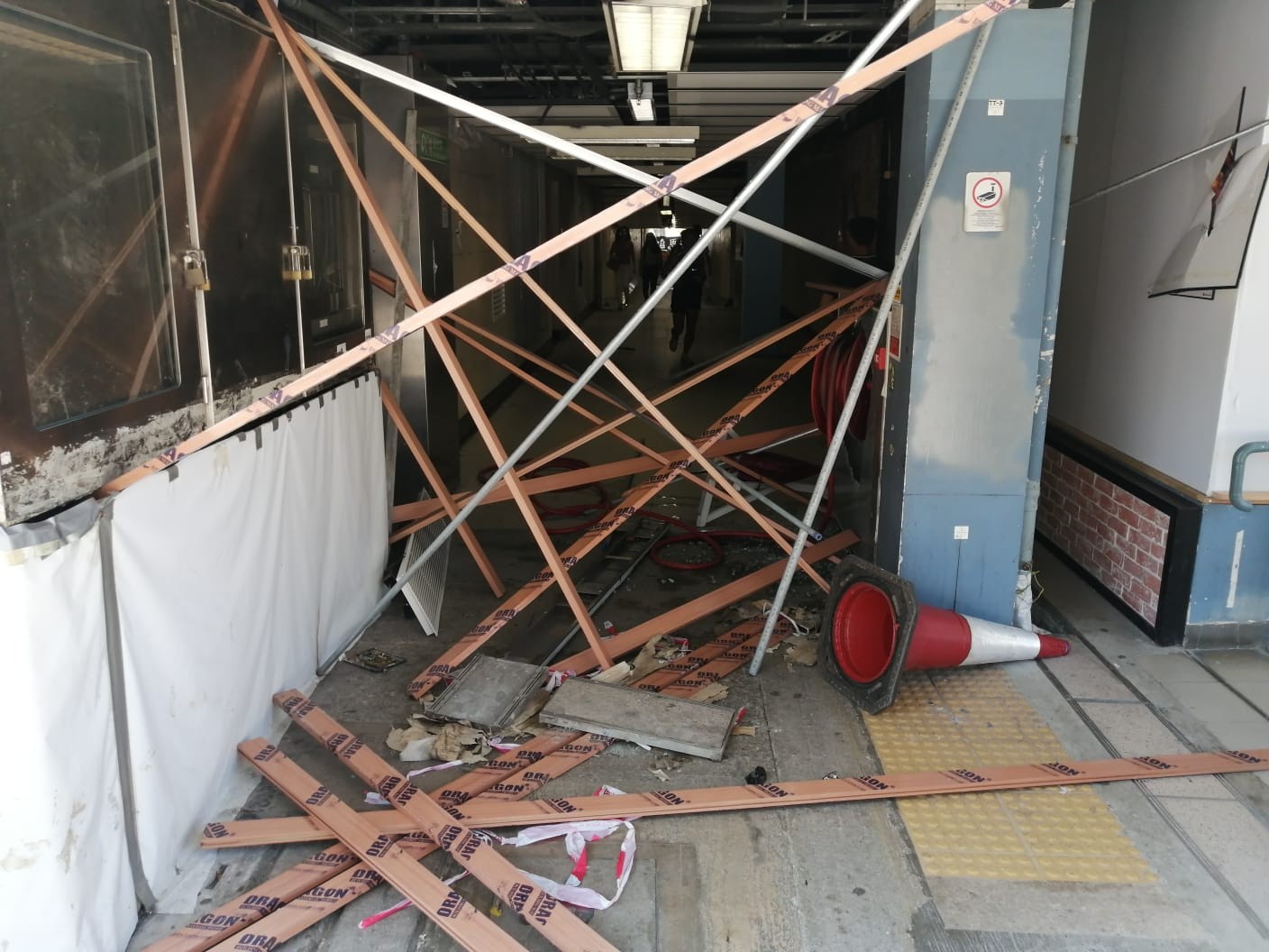 ▲港鐵在11日的示威活動中遭破壞。（圖／翻攝自《央視新聞》客戶端）