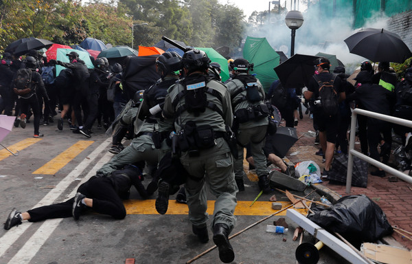 ▲▼港警攻入中大校園！催淚彈、槍聲不斷　學生丟磚反擊遭壓制。（圖／路透）