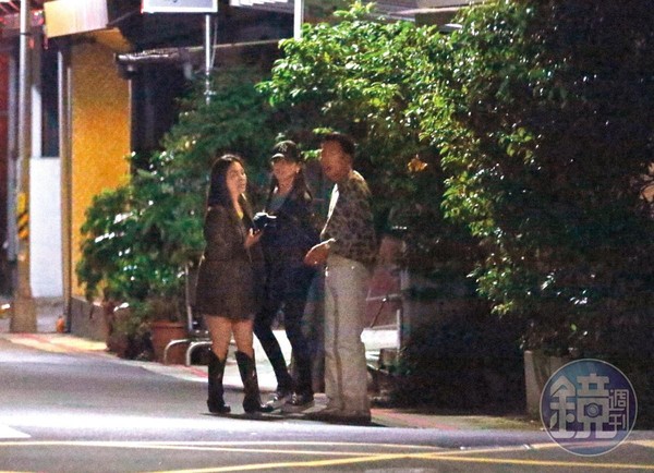 11/04 23:01 2個半小時後，楊秀蓉（左）及石貞善（中）及友人盡興離開柯爸酒吧，在路邊等車接送。