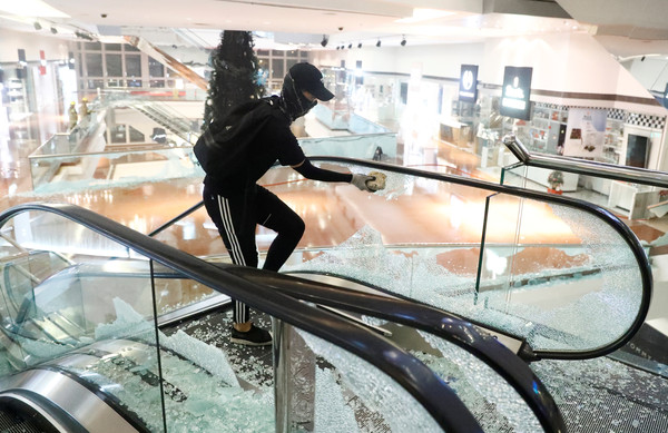 ▲▼香港九龍塘「又一城」商場，12日多名黑衣人破壞。（圖／路透）
