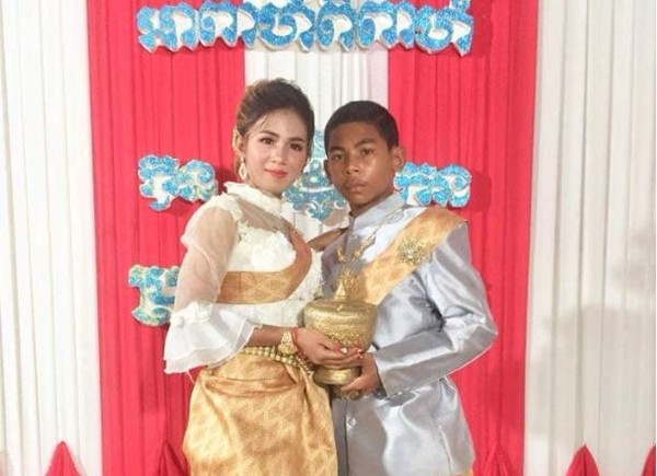 ▲▼ 柬埔寨14歲少年娶21歲女。（圖／翻攝自MãĸÕññ臉書）