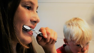 每天刷牙還是得牙周病？沒刷掉「牙菌斑」等於白刷　仔細刷牙能預防疾病