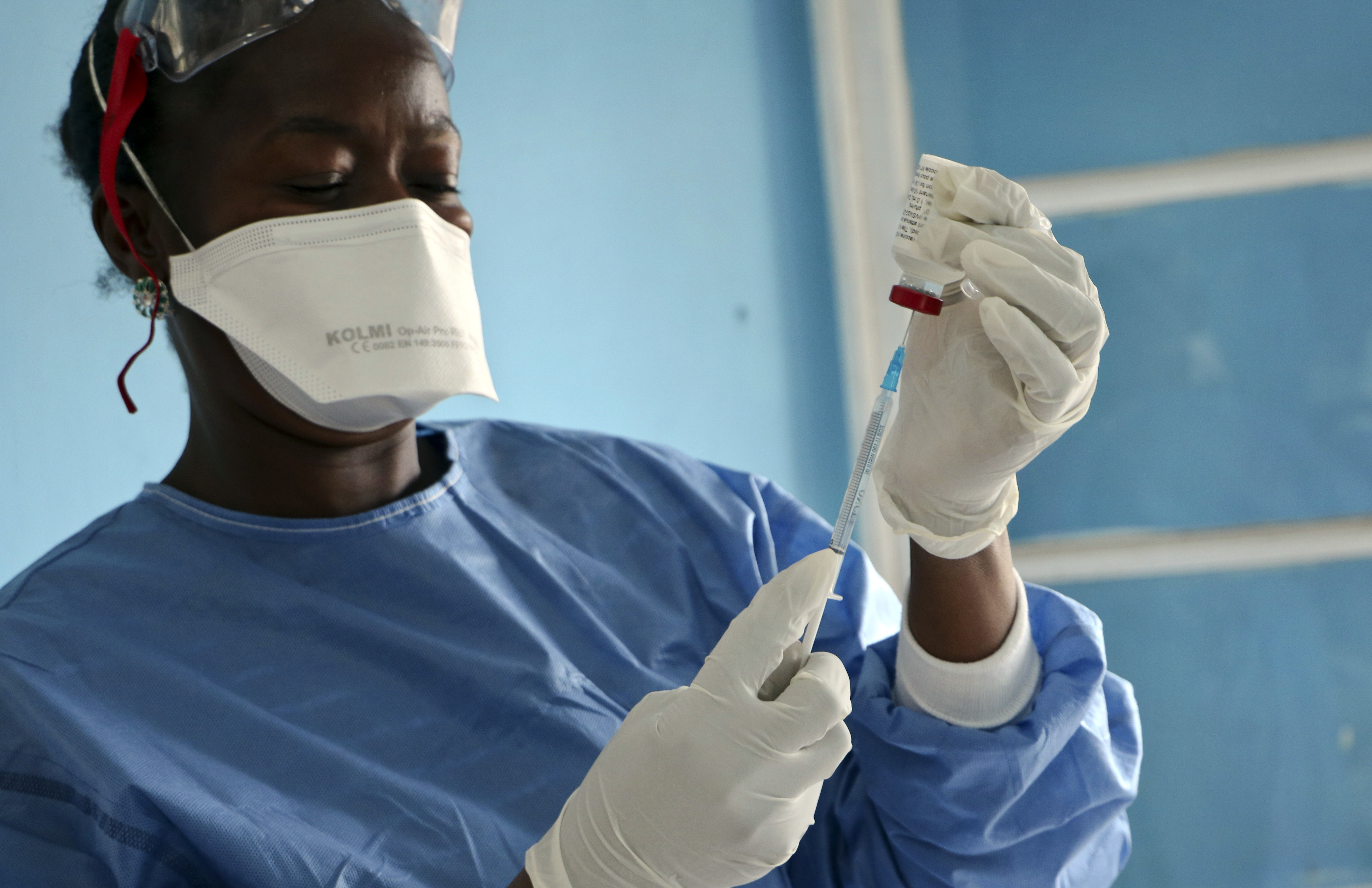 ▲世衞組織的一名醫護人員，正在為前線工作人員準備對伊波拉病毒的疫苗。(圖／達志影像／美聯社）