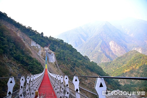 ▲南投雙龍七彩吊橋。（圖／記者陳涵茵攝）