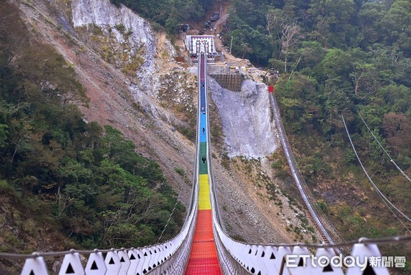 ▲南投雙龍七彩吊橋。（圖／記者陳涵茵攝）