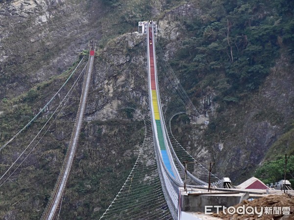 ▲南投雙龍七彩吊橋。（圖／記者陳涵茵攝）