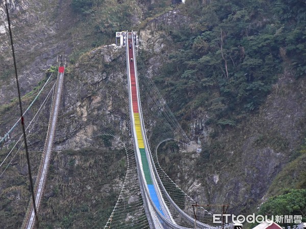 ▲南投雙龍七彩吊橋。（圖／記者陳涵茵攝）