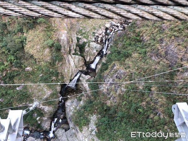 ▲南投雙龍七彩吊橋。（圖／記者陳涵茵攝）