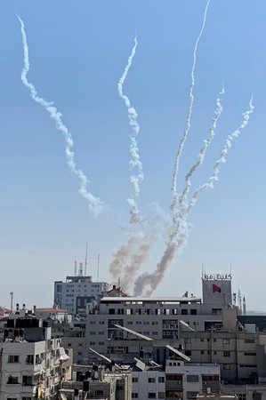 ▲▼武裝分子在加薩走廊朝以色列發射5枚火箭。（圖／路透）