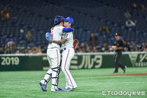▲12強棒球賽，中華隊投手陳鴻文、高宇杰擁抱。（圖／記者林敬旻攝）