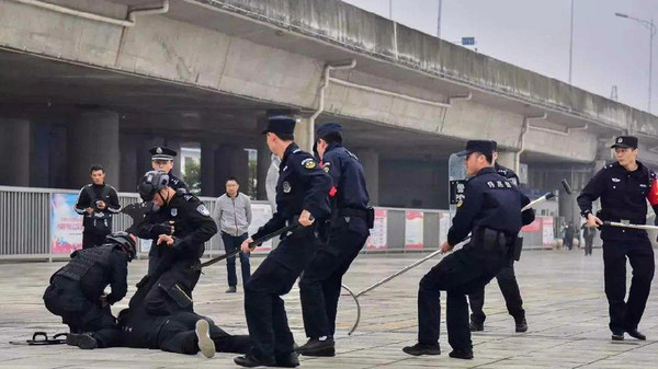 ▲▼廣州市警方今早展開「朱雀」演練。（圖／翻攝自微博）