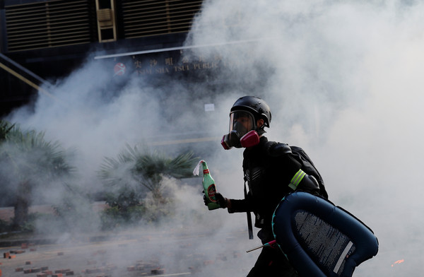 ▲▼香港理工大學周邊，一名示威者拿著汽油彈。（圖／路透）