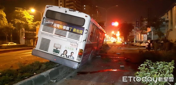 ▲▼高雄公車爆胎，開上安全島。（圖／記者吳奕靖翻攝）