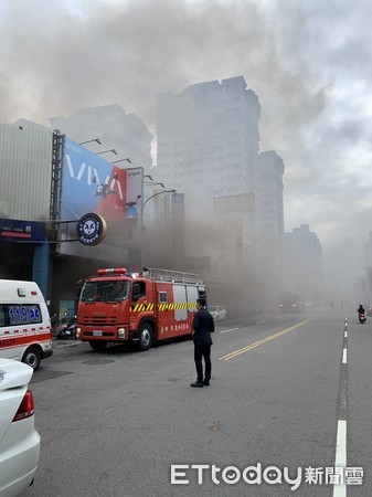 ▲▼ 快訊／台中西屯區牛排館2樓「狂竄濃煙」！警消出動10車+25人緊急搶救中            。（圖／民眾提供）