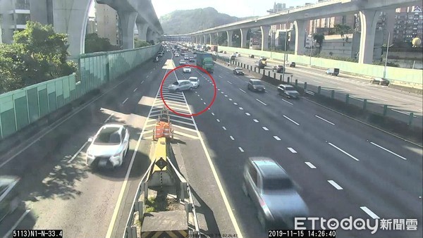 ▲▼國道螃蟹車橫跨4車道想下交流道，遭撞上旋轉180度後撞上外側護欄。（圖／記者陳豐德翻攝）