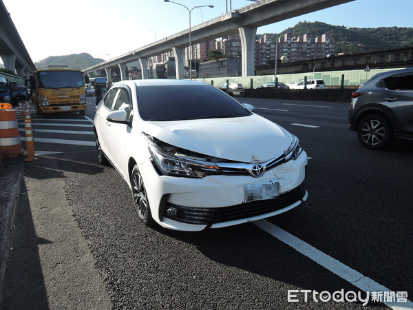 ▲▼國道螃蟹車橫跨4車道想下交流道，遭撞上旋轉180度後撞上外側護欄。（圖／記者陳豐德翻攝）