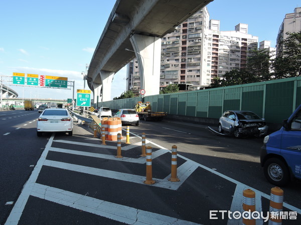 ▲▼國道螃蟹車橫跨4車道想下交流道，遭撞上旋轉180度後撞上外側護欄。（圖／記者陳豐德翻攝）