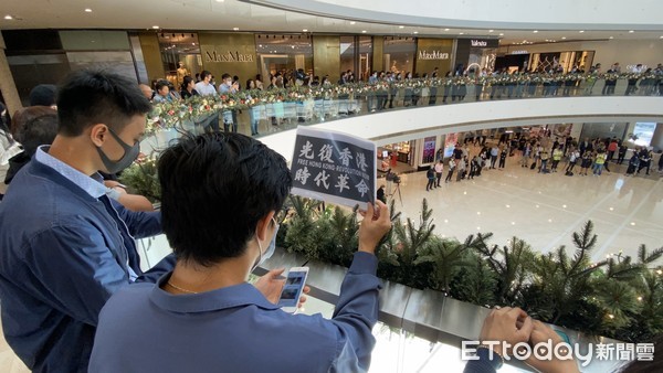 ▲香港中環IFC商場出現許多抗議人潮。（圖／記者游宗樺攝）