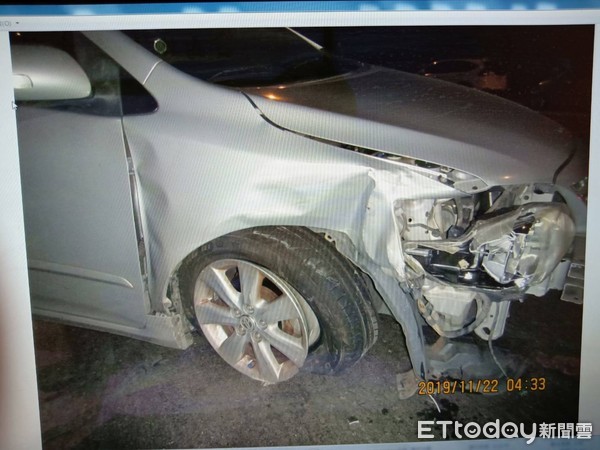 ▲洪男自撞造成其自小客車頭右前方受損，遭撞的黑色轎車則左後車尾受損。