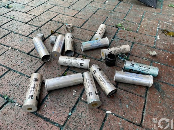 ▲▼俄羅斯男子街頭撿催淚彈殼被捕。（圖／香港01授權使用）
