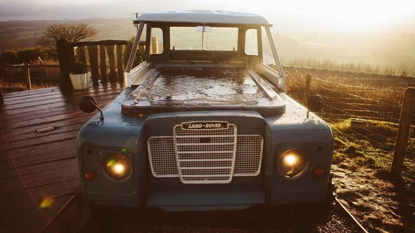 ▲Land Rover老車改造「露天按摩浴池」。（圖／Airbnb－Bluebird Penthouse）