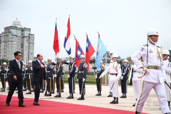 嚴部長贈勳巴拉圭國防部長　象徵軍誼永固