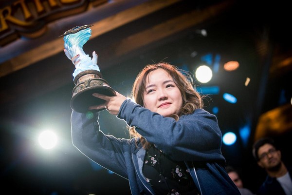 來自中國的Liooon在今年《爐石戰記》大師職業賽大放異彩，成為第一位女性世界冠軍。（圖片來源：暴雪娛樂）