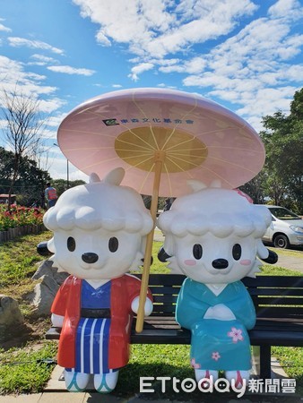 ▲▼陽明山花鐘旁東森得意狗兄妹。（圖／記者林璟倩攝）