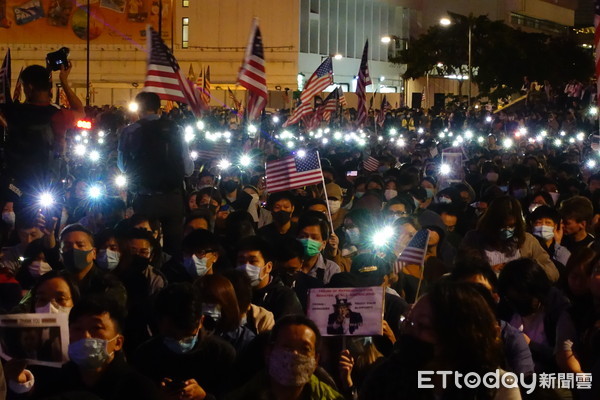 ▲▼大批香港民眾28日晚間齊聚愛丁堡廣場，慶祝美國通過《香港人權與民主法案》。（圖／記者游宗樺攝）