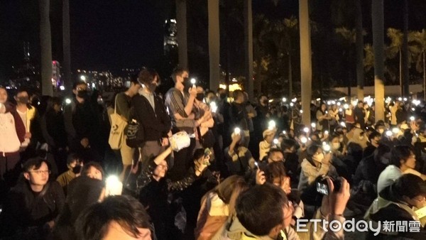 ▲▼香港民眾發起「聲援理大反對圍捕集會」，在尖沙咀鐘樓發起音樂會 。（圖／記者宋良義攝）