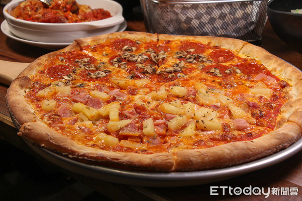 ▲加大款17吋披薩吃得過癮　韓國最好吃的紐約披薩插旗台灣。（圖／記者黃士原攝）
