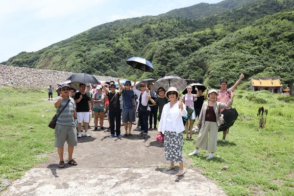 ▲▼龜山島提前冬眠3個月，撒原生百合花種子12/1封島明年見。（圖／東北角風管處提供，下同）